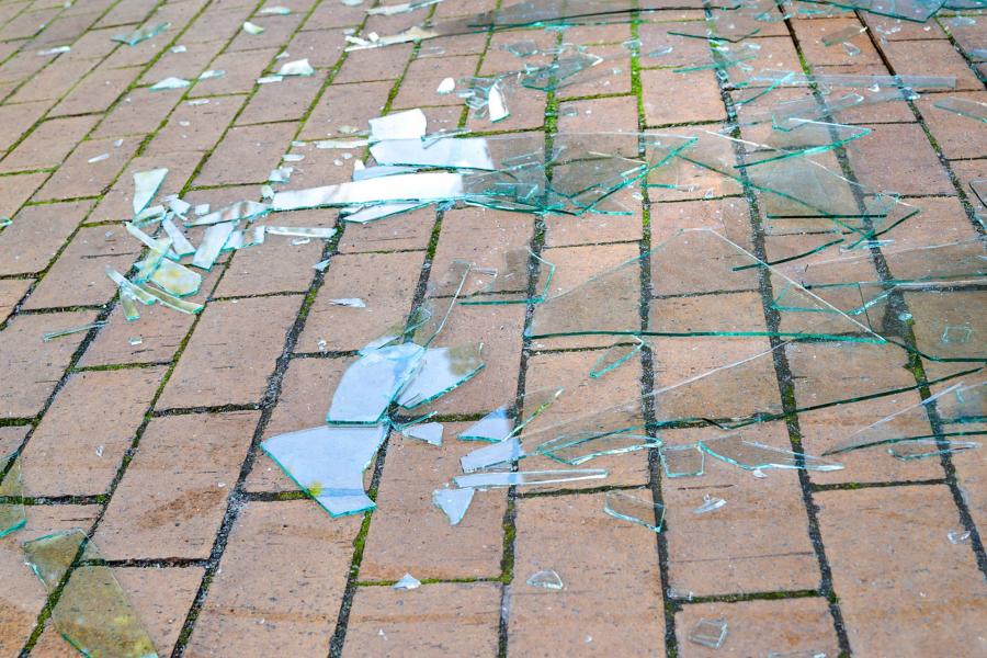 Egy „út szélén hagyott” férfi zúzta be a Fidesz-iroda ablakát