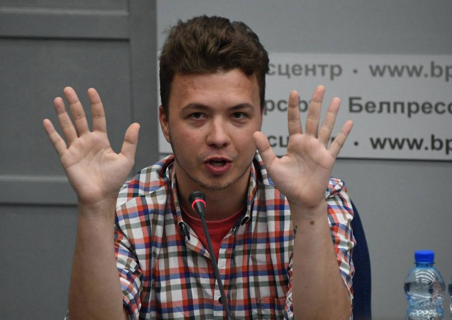 A fehérorosz újságíró és barátnője a börtönből házi őrizetbe kerültek