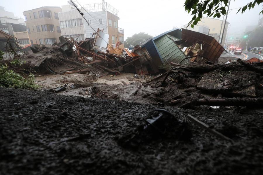 Földcsuszamlás volt Japánban a heves esőzések miatt, húsz ember eltűnt