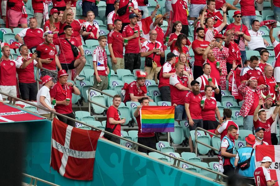 Eltetették a dán szurkoló szivárványos zászlóját a rendezők az azeri stadionban