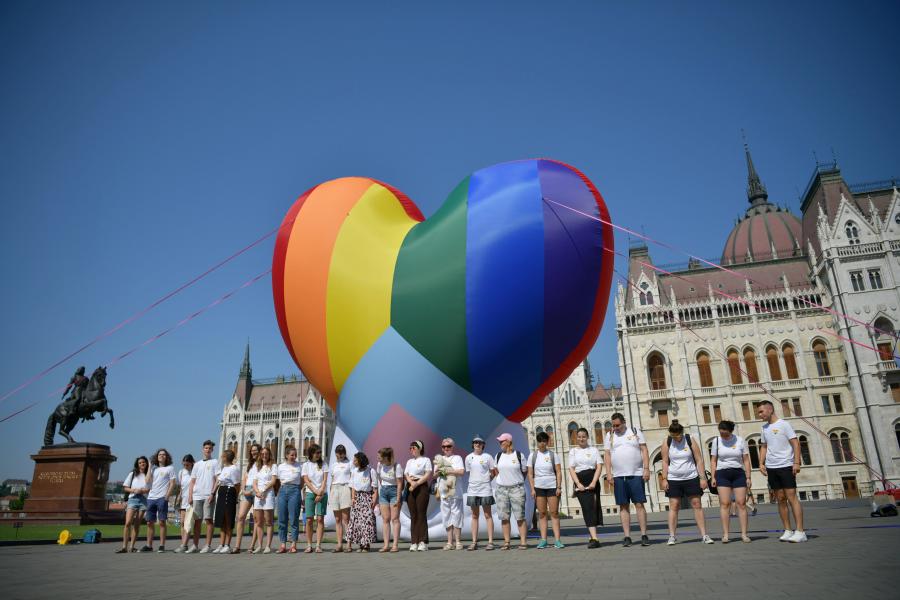 Óriási szivárványszívvel tiltakoztak civilek a homofób törvény ellen