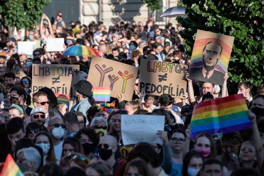 Financial Times: Brüsszel eljárást indít a homofóbnak ítélt törvény miatt