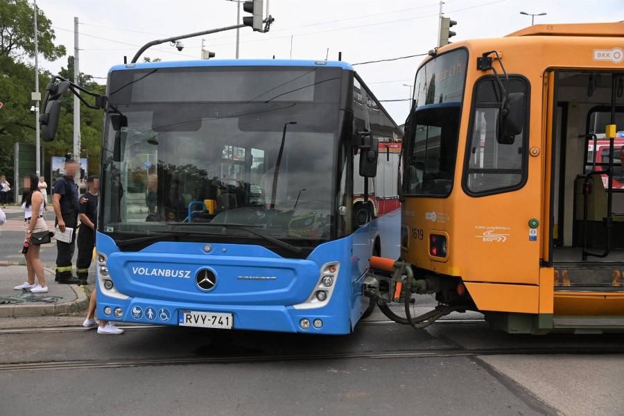 Villamos és busz ütközött Kispesten (fotók)
