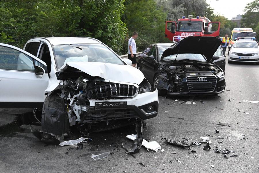 Egy karambol, két autó, négy sérült a Ferihegyi repülőtérre vezető úton