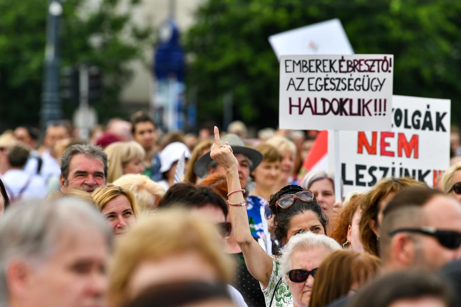 Több ezer ember részvételével tartott nagygyűlést az Egészségügyi Szakdolgozói Kamara a Hősök terén