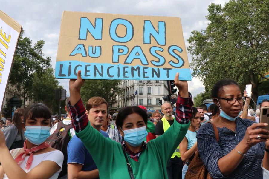 A „Corona-diktatúra” ellen tüntettek a franciák