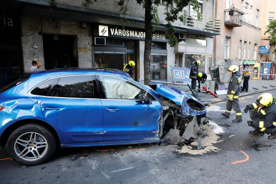 Tropára tört egy Porsche a Szilágyi Erzsébet fasoron (fotók)
