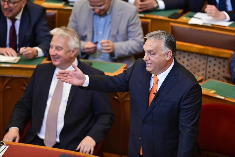 Orbánnak a Pegasus-botrányról is beszélnie kellett a parlamentben, noha annak minden részletét titkosították