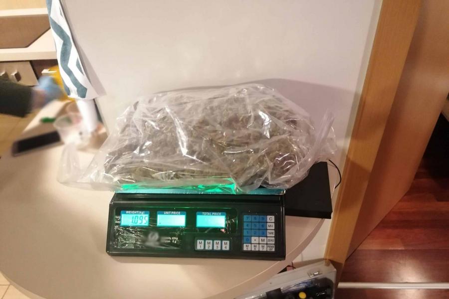 A rendőrök 90 kilogramm marihuánát találtak egy óbudai társasházban