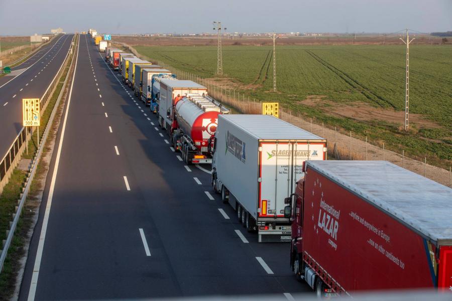 Kilométeresek a sorok Szerbia és Románia felé a határátkelőhelyeken