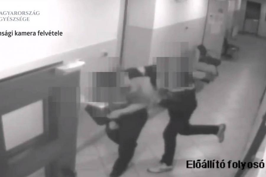 Videón, ahogy egy férfi a kihallgatása után leüti a neki háttal álló rendőrt