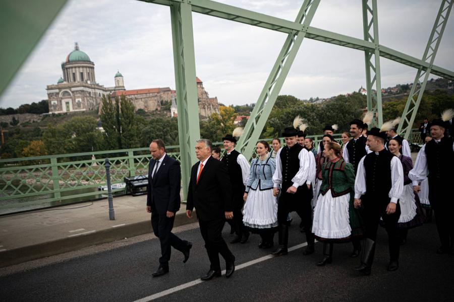 Orbán újra megvillantotta szónoki képességeit, egy híd átadásának évfordulóján is képes volt Brüsszel ellen hergelni