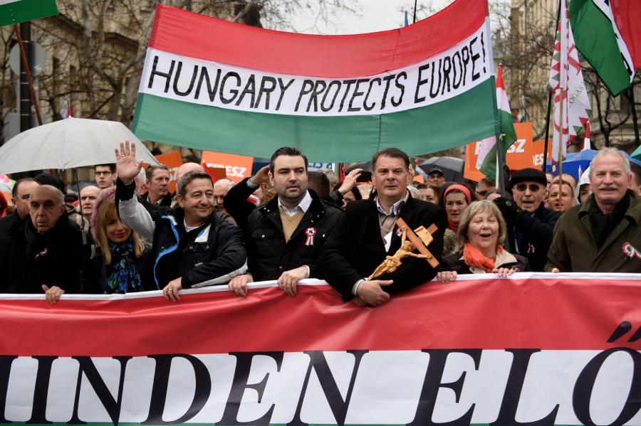 Noha lassan bekeríti az országot a negyedik hullám, a Fidesz mégis ingyenes buszkirándulásokat szervez a békemenetre