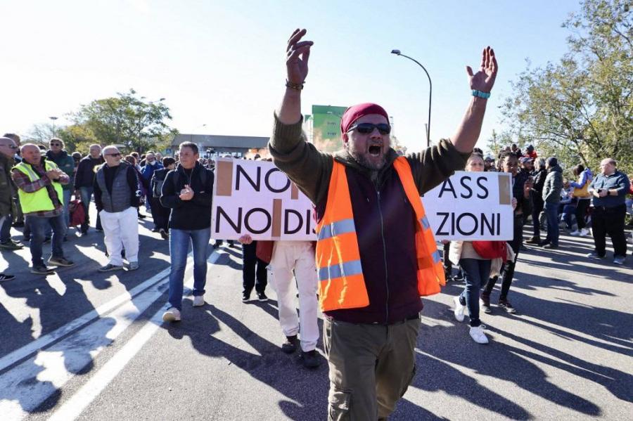 Egyre feszültebb a helyzet Olaszországban a munkavállalók kötelező oltási igazolványa miatt