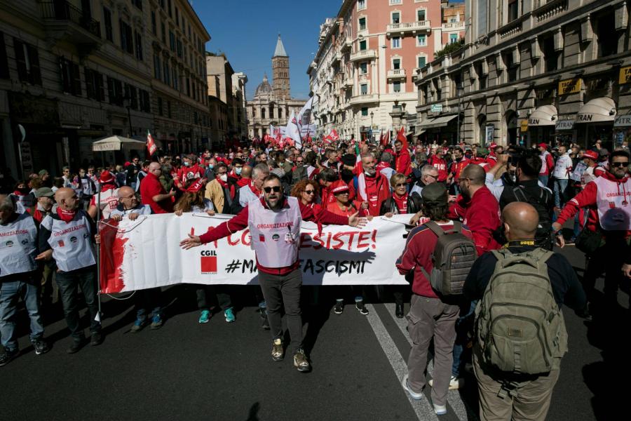 Százezrek tüntettek Rómában az újfasiszták ellen