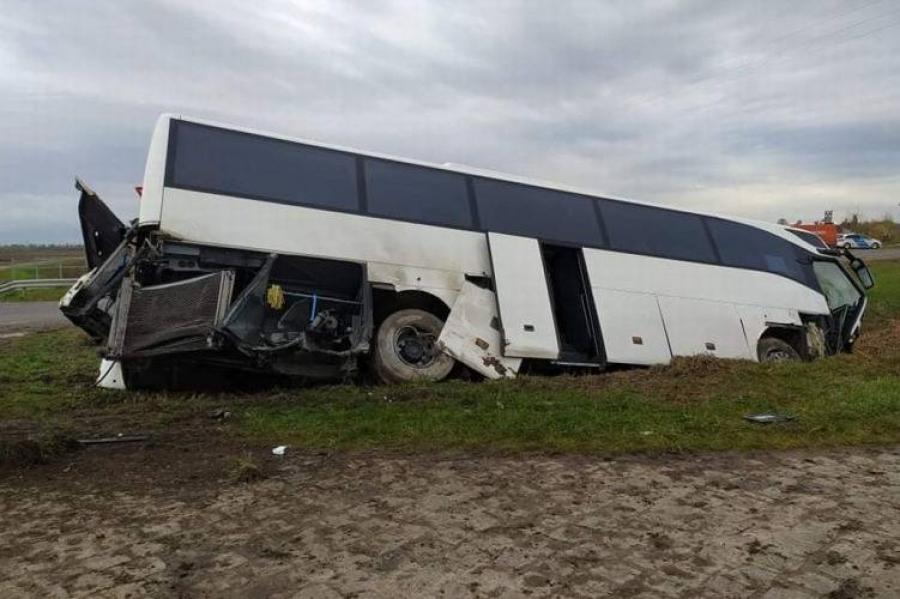 Súlyos buszbaleset: 13-an megsérültek a Hódmezővásárhely közelében árokba hajtott járműben (Fotók)