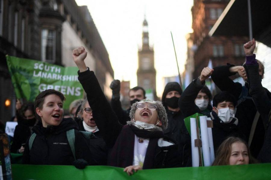 Tízezrek tüntettek a nagyobb klímavédelemért Glasgow-ban