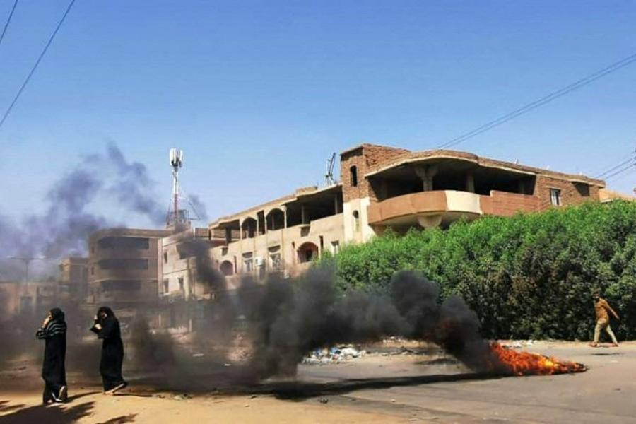 Könnygázzal oszlatták a tüntetőket Szudán fővárosában