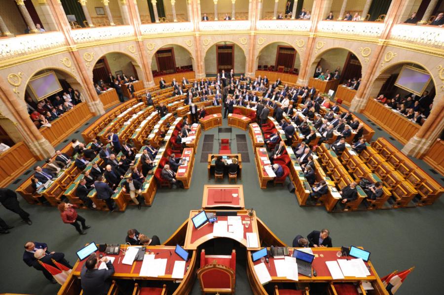 Ülésezett a Parlament: drágábban vehetők meg műemléki bérlakások