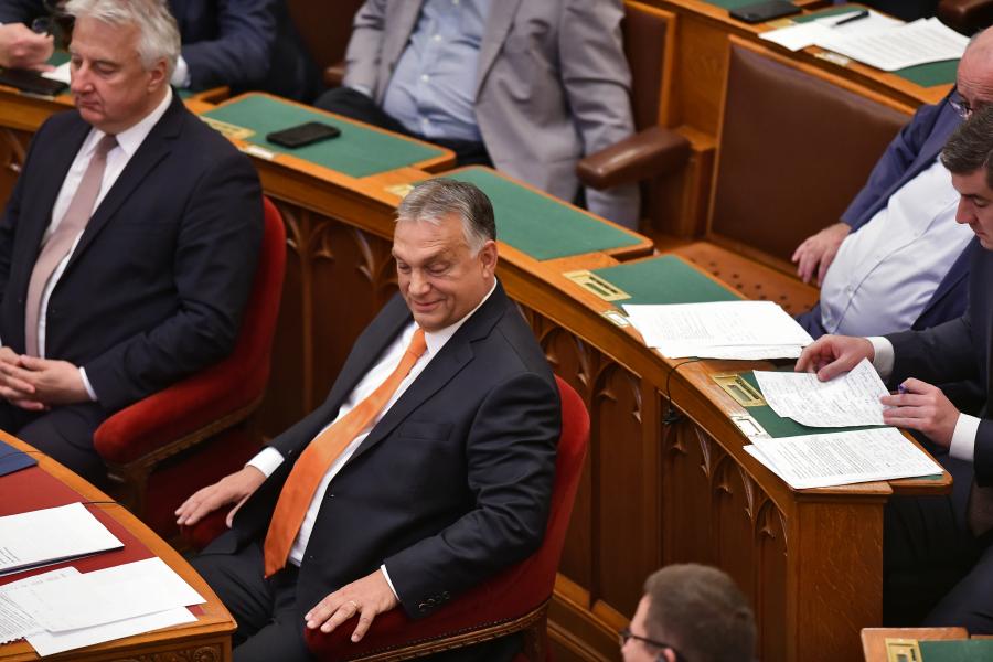 Napi 10 milliót ülésezett el a Fidesz Esztergomban, a pénz a Mol-vezér kasszájában csörgött
