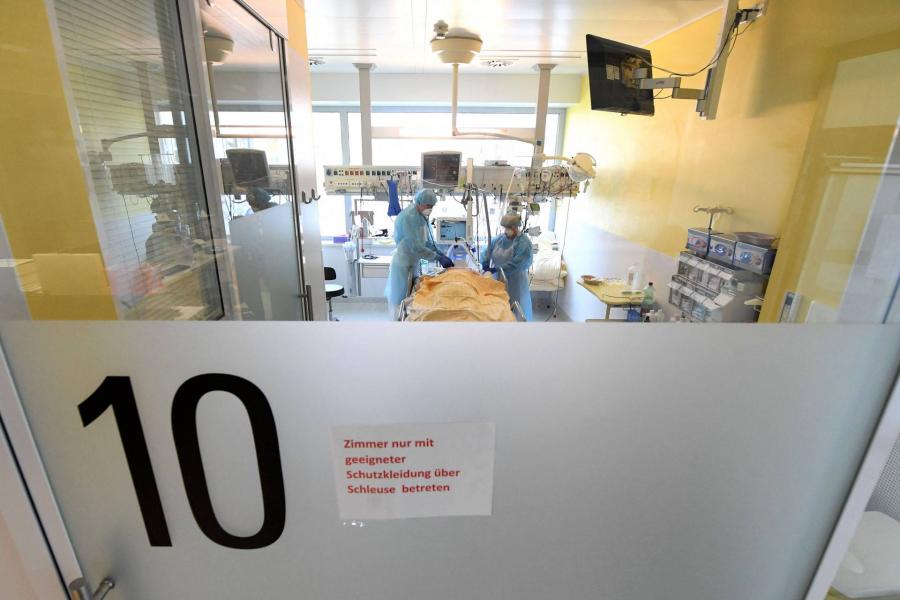 Először haladta meg a tízezret a fertőzöttek napi száma Ausztriában