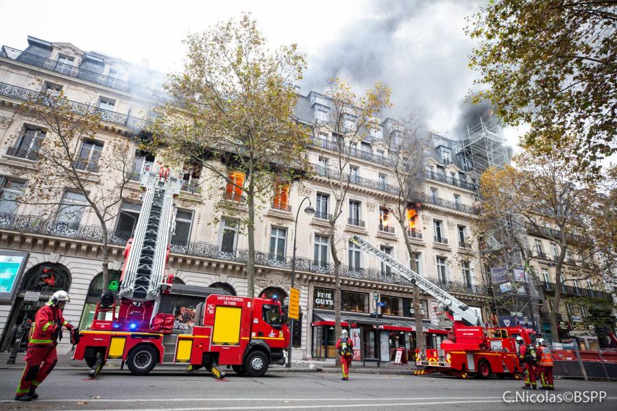 Kigyulladt egy épület Párizs belvárosában - videók
