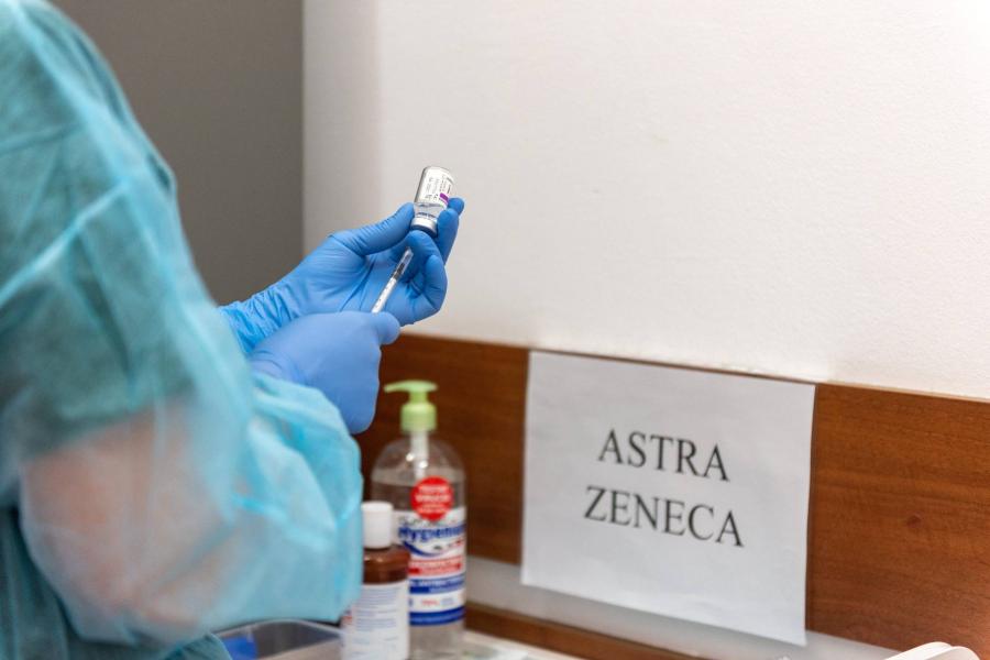Az AstraZenecát kifejlesztő kutatócsoport vezetője bízik benne, hogy továbbra is védenek az oltóanyagok