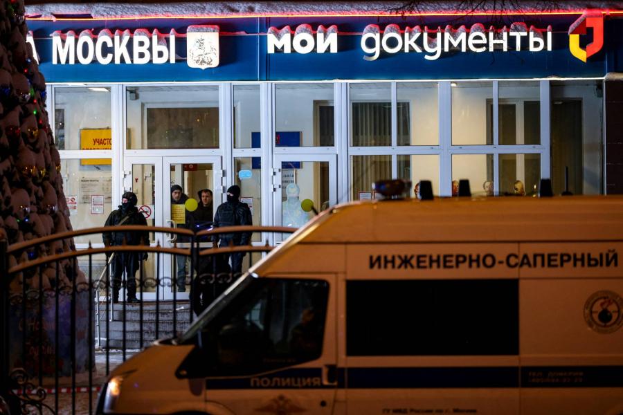 Egy maszkviselés miatt kirobbant vita után tüzet nyitottak egy moszkvai okmányirodában