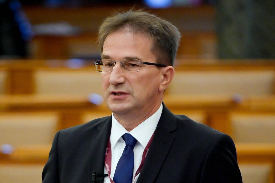 Áder János hivatalosan is felmentette a korrupciógyanú miatt posztjáról lemondott Völnert