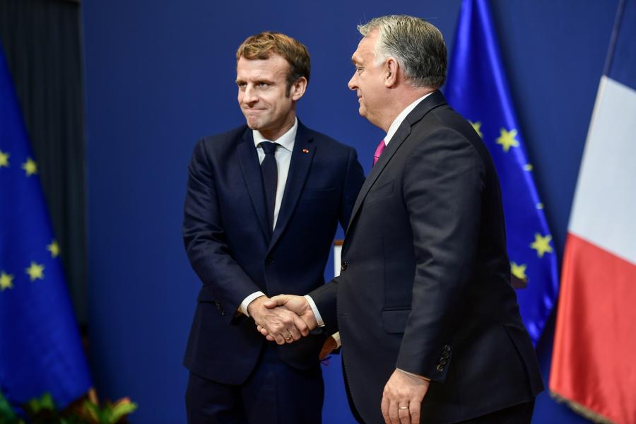 Orbán Viktorral egyeztet hétfőn a francia elnök