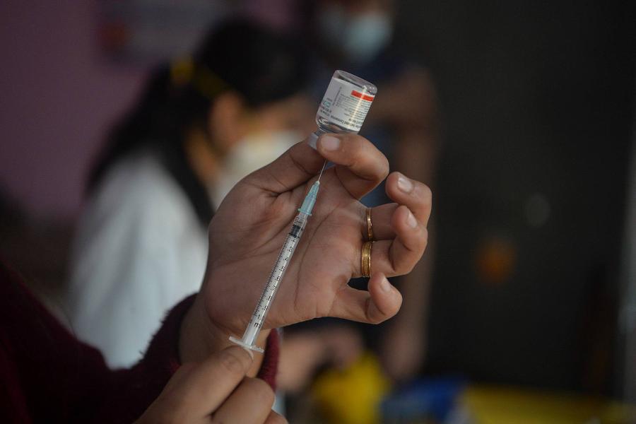 Legkevesebb nyolc koronavírus elleni oltást kapott egy indiai férfi