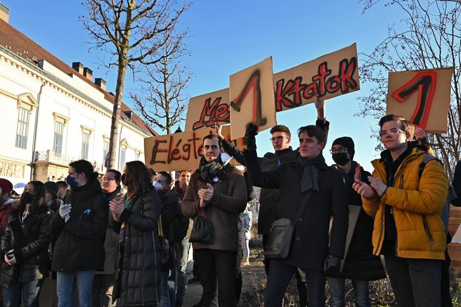 Lebuktatok, bukjatok! – ellenzéki fiatalok tiltakoztak a Völner-botrány miatt
