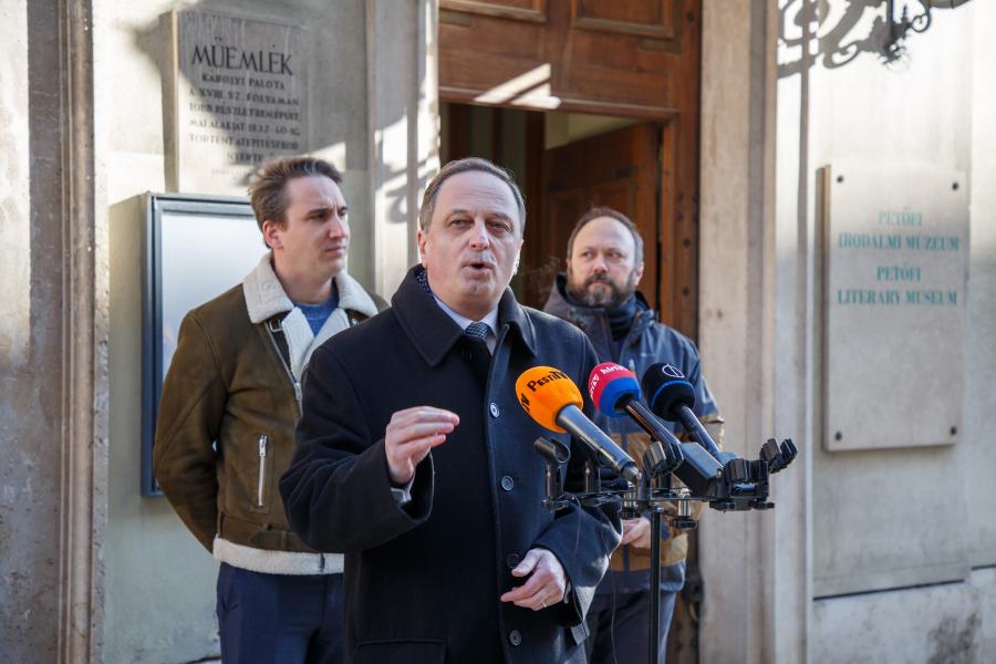 Fekete Péter elvitte a múzeumi futball-labdát,  az ellenzék szerint a Fidesz saját tulajdonaként tekint a közös vagyonra