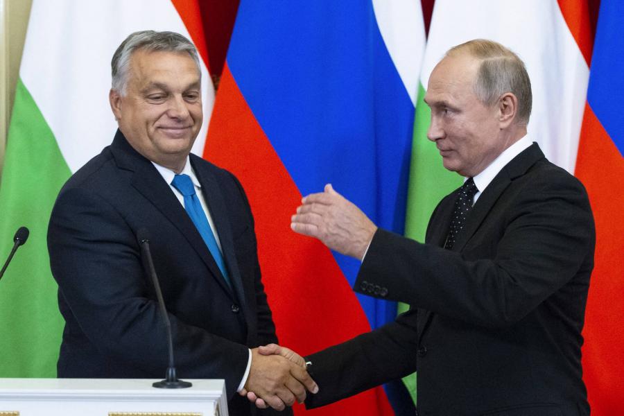Megy a harc az EU-val, de az oroszoktól nem félti szuverenitását az Orbán-kormány