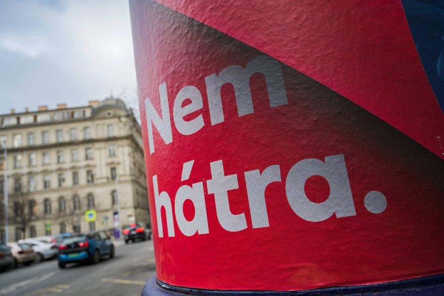Feljelentést tesz Szél Bernadett a „Magyarország előre megy, nem hátra”-plakátok miatt