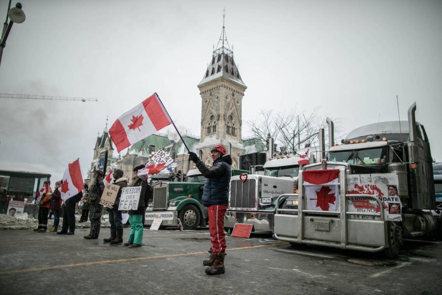 „Egyértelmű, hogy túlerőben vannak és elveszítjük ezt a csatát” – Szükségállapotot hirdettek a kanadai fővárosban