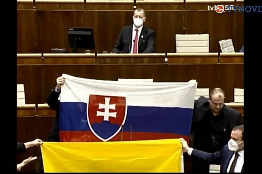 Videó: amerikai szerződésről vitáztak, kitört az őrület a pozsonyi parlamentben