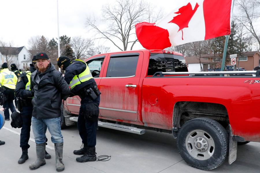 A kanadai rendőrség megkezdte a határblokádban részt vevő tüntetők letartóztatását
