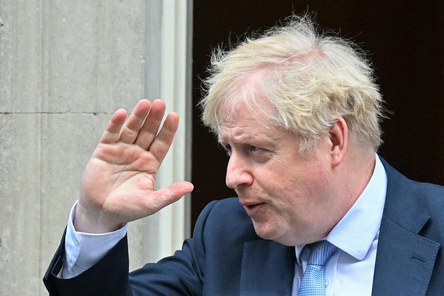 Nem csitul a partygate-botrány, Boris Johnson vidékre menekül