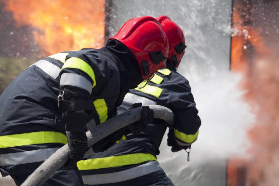 Kigyulladt egy üzemcsarnok Pécsen, több mint két óra sikerült megfékezni a lángokat