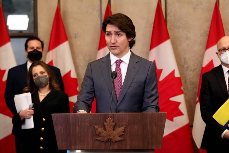 Trudeau életbe léptette a rendkívüli jogköröket, hogy véget vessen a tüntetéseknek