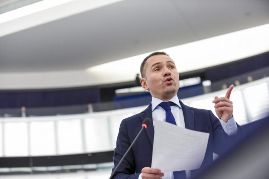 Náci karlendítéssel éljenezte Orbán Viktort egy bolgár EP-képviselő