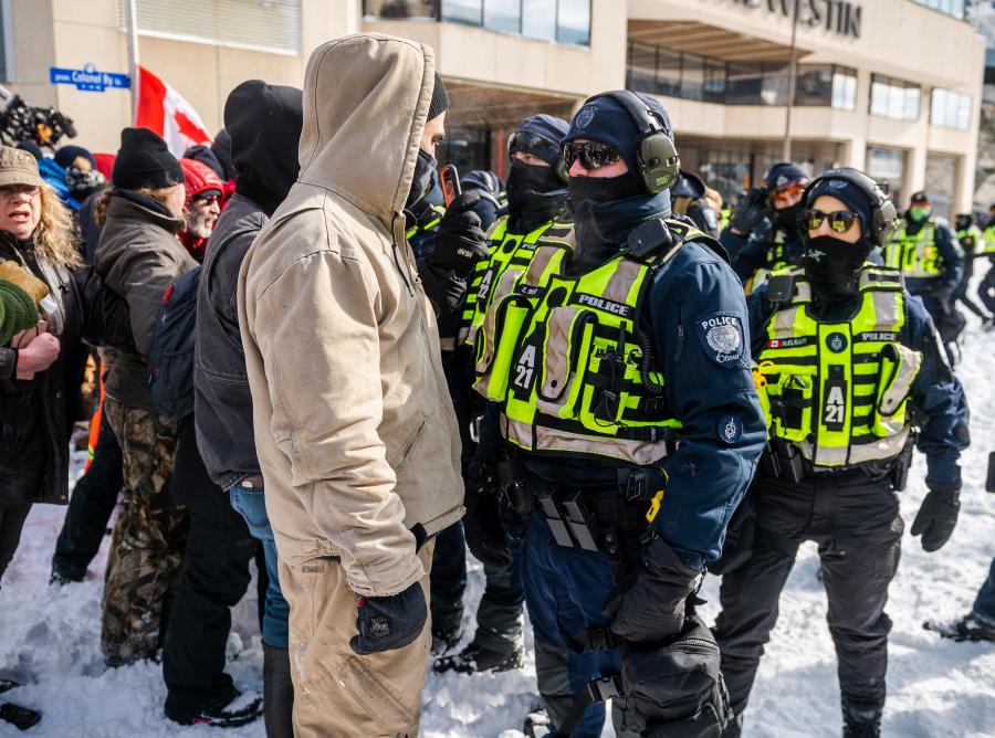 A rendőrség elkezdte letartóztatni a járványügyi intézkedések ellen tüntetőket a kanadai fővárosban