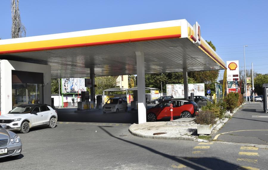 Kezdődik: a Shell korlátozza a kiadható üzemanyag mennyiségét