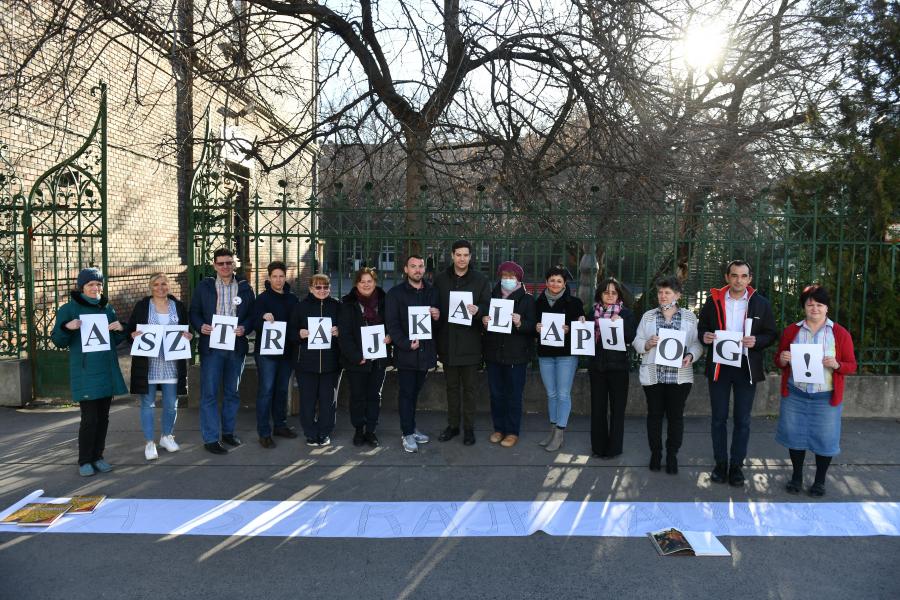 Legalább 29 intézmény több mint 500 tanára tagadta meg csütörtökön a munkavégzést - A tiltakozásokat tüntetések követik márciusban