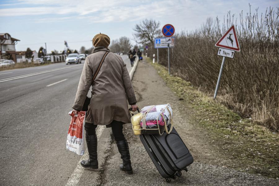 Rémhírek, félelmek, hiénák – Menekülő kisgyermekes családokat szakítanak szét Ukrajnában a magyar határ előtt