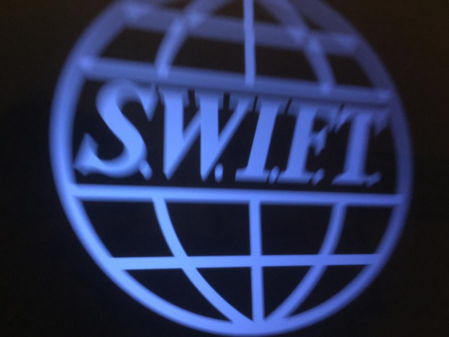 Megszületett a döntés, kizárják Oroszország néhány bankját a SWIFT-rendszerből 