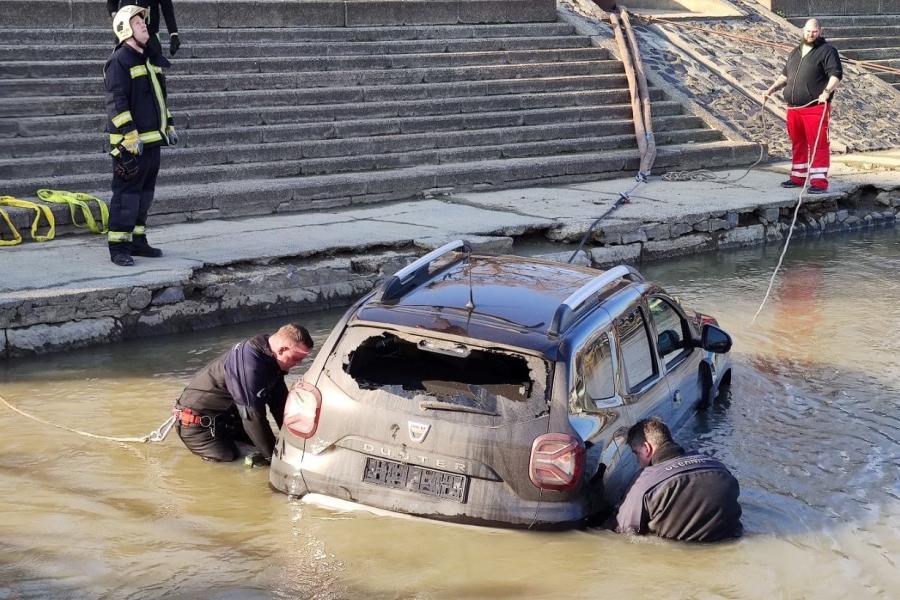 Daruval emeltek ki egy Tiszába gurult autót Szegeden (fotók)