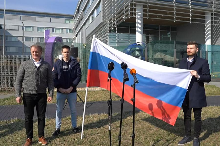A DK orosz zászlót tűzött ki az MTVA épülete elé
