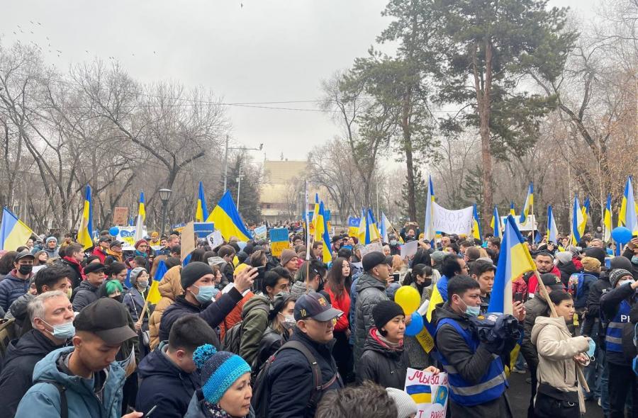 Az elvileg közeli orosz szövetséges Kazahsztán legnagyobb városában is tüntetnek a háború ellen